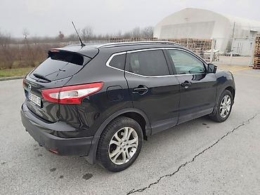 Nissan: Nissan Qashqai – kompaktan SUV, crna boja, 5 vrata. Glavne — 5