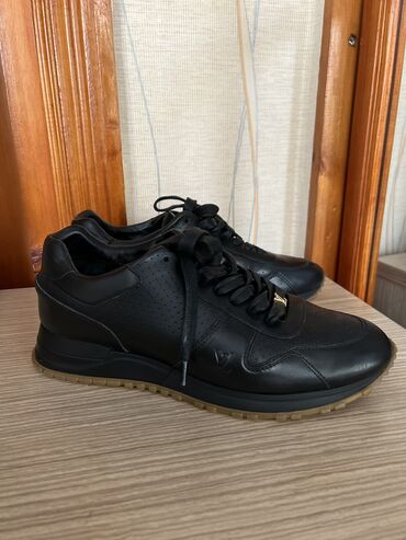 Krasofkalar və idman ayaqqabıları: LOUIS VUITTON krossovkasi teze kimi yarsinnan az giymete ölcusu 41 — 5