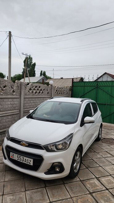 сидения фит: Белый Chevrolet Spark.2016года выпуска .Компактный и экономичный