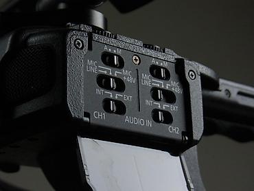 camera sony: Кинокамера Canon EOS C100 + Sigma 18-35 1.8 Art. Накамерный монитор — 7