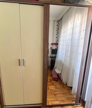 Кровати: Б/у, 3 двери Гардеробный шкаф