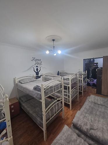 1 otaql: Hostel 1 neferin qalmasi 10 azn.ayliq qalanlara endirim olacaq.elave — 3