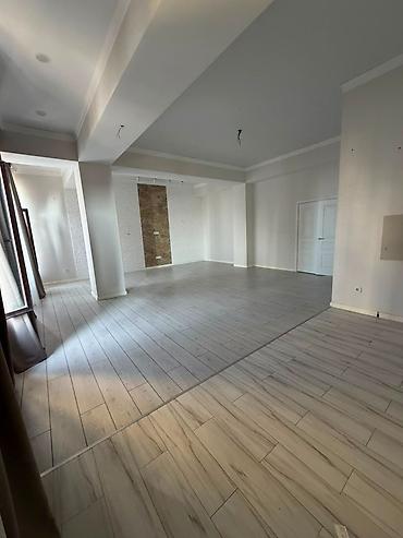 flat osh: 🏡 Продается просторная 4-комнатная квартира в клубном доме 📍 Район — 10