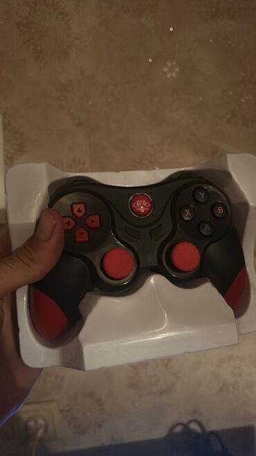 Klavişli alətlər: Qara-qırmızı oyun pultu (gamepad) Demək olarki işlənmiyib tutacağıda