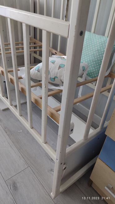 Детские кровати: Продаю детский манеж Имеется 12 бортовых подушек+балдахина с