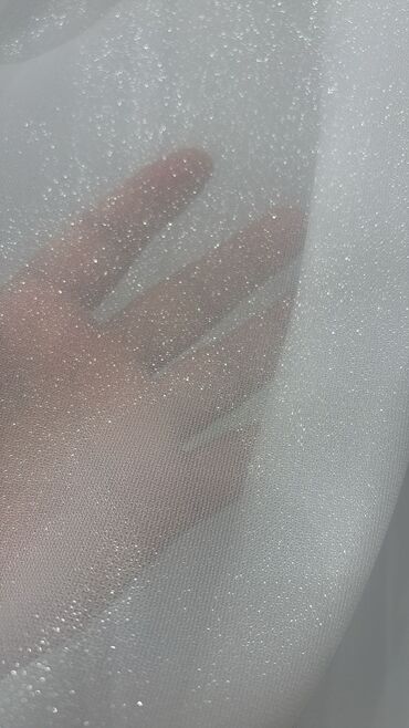 Pərdə və tüllər: Ağ rəngdə, zolaqlı dizaynı olan tül pərdə. Yüngül və şəffaf materialı — 11