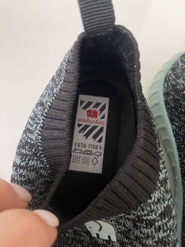 Patike: Komplet dečije obuće koji uključuje bele sportske patike sa čičak — 10