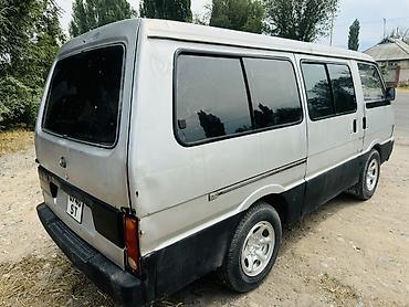 Аренда пассажирского буса: Пассажирский микроавтобус (серебристый), длинная база, задняя — 1