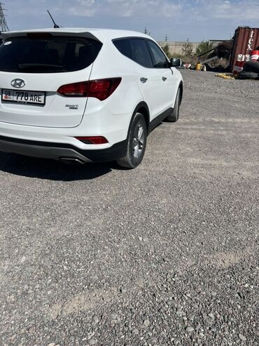 аренда авто с последующим выкупом в бишкеке: Белый внедорожник Hyundai Santa Fe Sport. Автомобиль имеет компактные