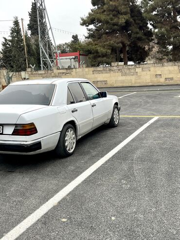 mersedes acarı: Mercedes-Benz E 200: 2 l | 1993 il Sedan