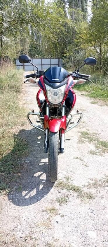 мотоциклы горный: Мотоцикл Honda в красном цвете с черными графическими элементами