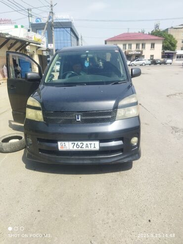 кузовной домкрат: Toyota Voxy: 2004 г., 2 л, Автомат, Бензин, Вэн/Минивэн