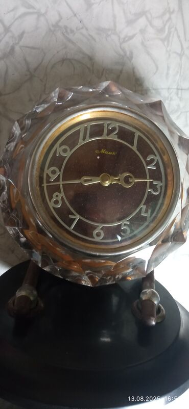 gerbli 10 qepik qiymeti: Şəffaf kristal korpuslu və qara bünövrəli vintage Mayak masaüstü