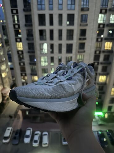 белые кроссы: Продаю спртивные кроссовки для бега Nike air max 2021. Выполнени в