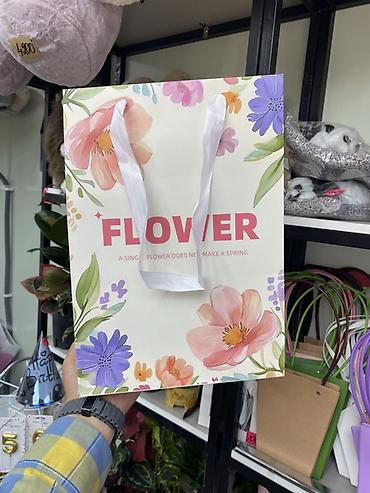 flower: Подарочный бумажный пакет “FLOWER” с цветочным принтом. - Материал — 1