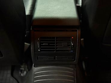 Другие детали салона: BMW — интерьер бизнес-класса с классическим оформлением и богатыми — 9