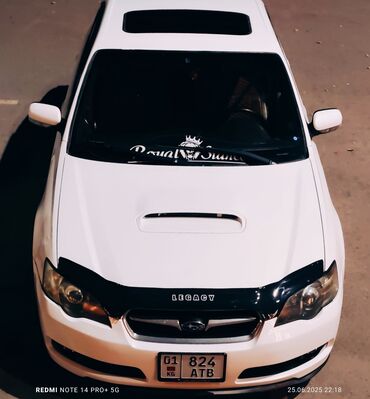 соната 2010 года: Белый седан Subaru Legacy, вид сверху. Автомобиль оснащен люком на