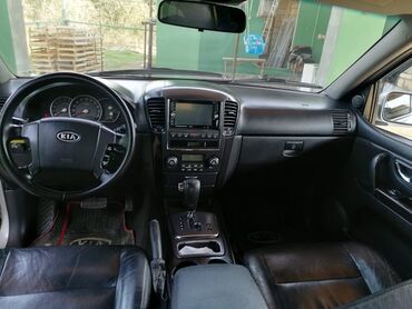 Kia: Kia Sorento, gümüşü rəng, 5 qapılı SUV. Əsas xüsusiyyətlər: - Güclü — 11