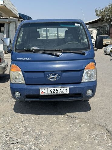 хундаи портер 1: Грузовик Hyundai Porter I синего цвета, оснащенный грузовой