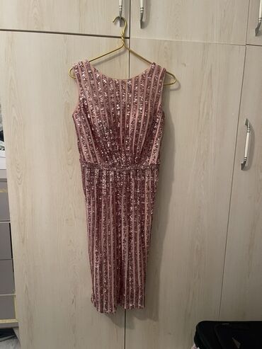 женские атласные рубашки: Pudra-çəhrayı rəngdə, parıltılı payetlərlə bəzədilmiş ziyafət donu. -