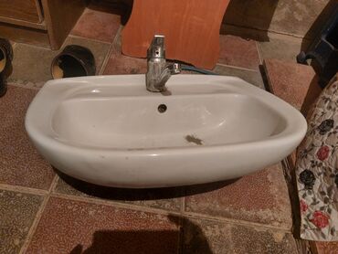 divar kağız: Divar tipli kiçik hamam/lavabo qabı - Material: seramik (ağ rəng) -