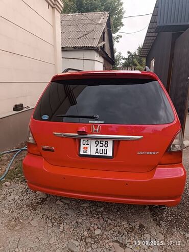 перевозной дом: Honda Odyssey — яркий красный семейный минивэн/универсал с правым