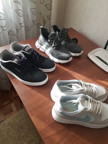 бюстгальтер с широким поясом: Набор из трех пар кроссовок: - Nike, низкие, светло‑серые с голубым