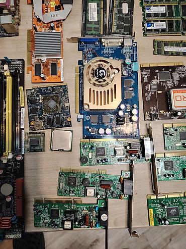 azercell modem satilir: Köhnə komputer plataları. Stolda nə var hamısı biryerdə 10 AZN. Ana — 9