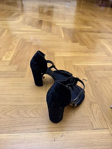 qara ayaqqabı: Qadın üçün qara klassik sandalet - Model: T-qayışlı, açıq burunlu - — 2