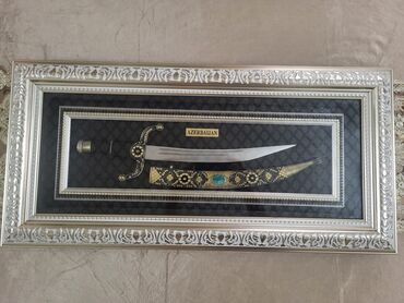 hacker sekilleri: Dekorativ Azərbaycan qılıncı, çərçivədə. Ev, ofis və ya hədiyyə üçün