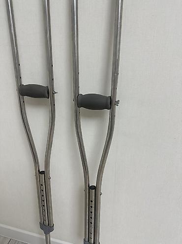 Ходунки, костыли, трости, роллаторы: Подмышечные костыли, пара. - Материал: металл (легкие и прочные). - — 2