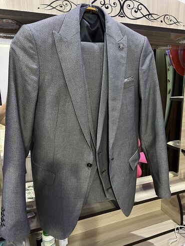 серый костюм: Костюм цвет - Серебристый