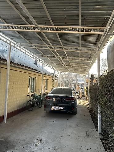 Продажа коттеджей и домов: Продаётся жилой дом с большим навесом и двориком. Адрес:Г.Бишкек ж\М — 5