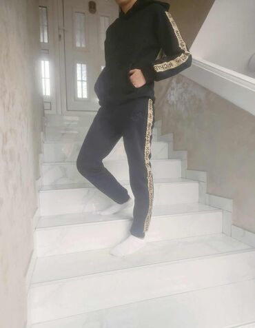 Gornji i donji deo: Ženske Futrovane trenerke 
S-xxl
4.700 din — 8