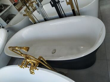 hamam ucun krantlar: Qara rəngli xarici və ağ rəngli daxili hissəsi olan müasir dizaynlı