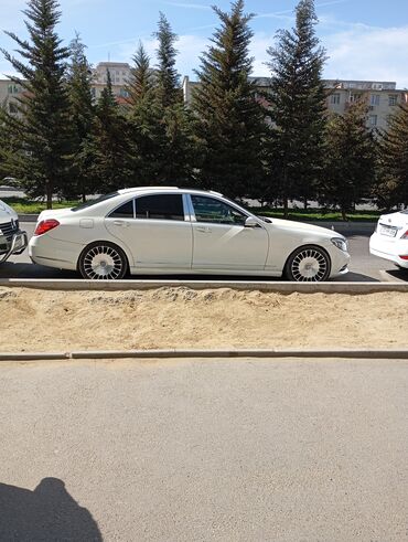 Mercedes-Benz: Ağ rəngdə olan Mercedes-Maybach sedanı. Avtomobil rahat və dəbdəbəli — 3