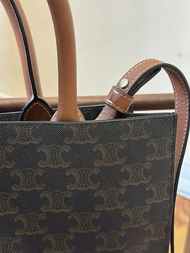 очки айс берлин: Кожанная сумка CELINE в формате вертикального tote. Модель выполнена — 6