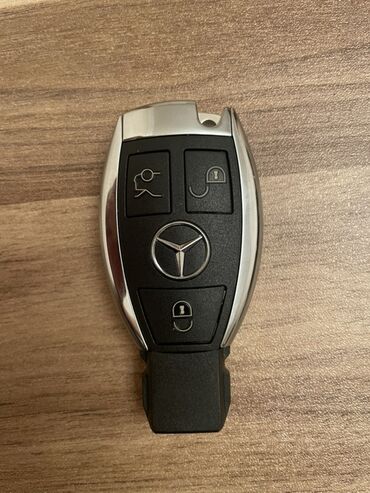 unversal pult: Mercedes-Benz avtomobil açarı. Üzərində avtomobili idarə etmək üçün üç