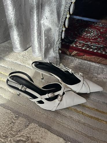clarks обувь: Белые женские туфли-лодочки с открытой пяткой и ремешками - Цвет — 3