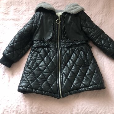 детские куртки на девочку зима: Продаю кожаную куртку на девочку. чень удобная. На дождливую очень и