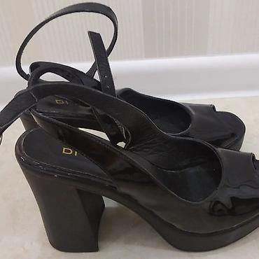 Basanoşka və səndəllər: Qadın platformalı sandal - Rəng: qara, laklı parlaq üstlük - Model — 5