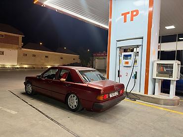 bugatti eb 112 6 mt: Mercedes-Benz 190 (W201) sedan, tünd qırmızı rəng. - Kuzov: 4 qapı — 3