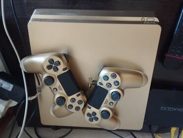 геймпад на телефон: Игровая консоль PlayStation 4 в золотом цвете с двумя беспроводными