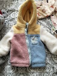 Manejlər: Uşaq üçün DKNY brendinin kapüşonlu şerpa/jilet tipli qalın üst geyimi