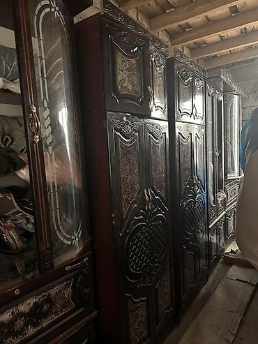 Шкафы: Стенка-гарнитур в классическом стиле. - Материал: массив/шпон темного — 1