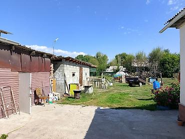 Продажа коттеджей и домов: Продаётся жилой дом с большим двором и капитальным забором по — 12