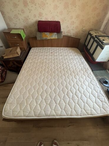 двуспальные деревянные кровати: Кровать с матрасом, предназначенная для комфортного сна. Изготовлена
