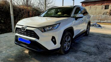 Toyota: Toyota RAV4 – ağ rəngli, modern dizaynlı krossover/SUV. Xarici: - — 1