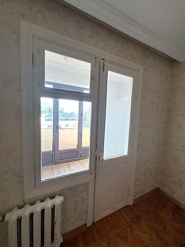 misar frez: Ağ rəngdə klassik dizaynlı balkon qapısı və pəncərə dəsti - Material — 3