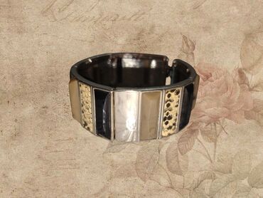 qizilin qiymeti bu gune: Vintage chunky bracelet in black & gold with elastic fit – stylish